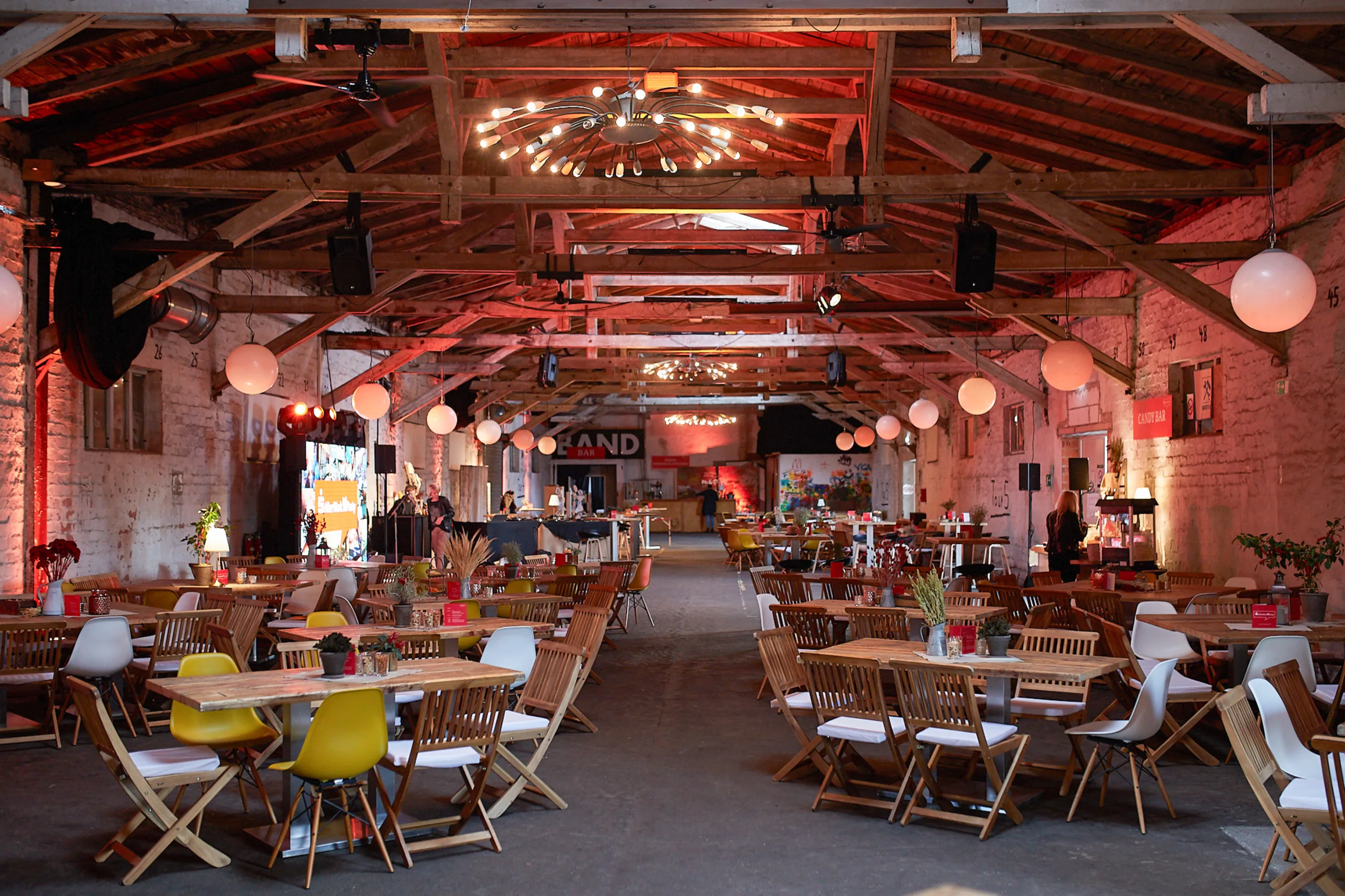 Eine Gesamtaufnahme des Ambientes von einer Weihnachtsfeier in Erfurt im Zughafen